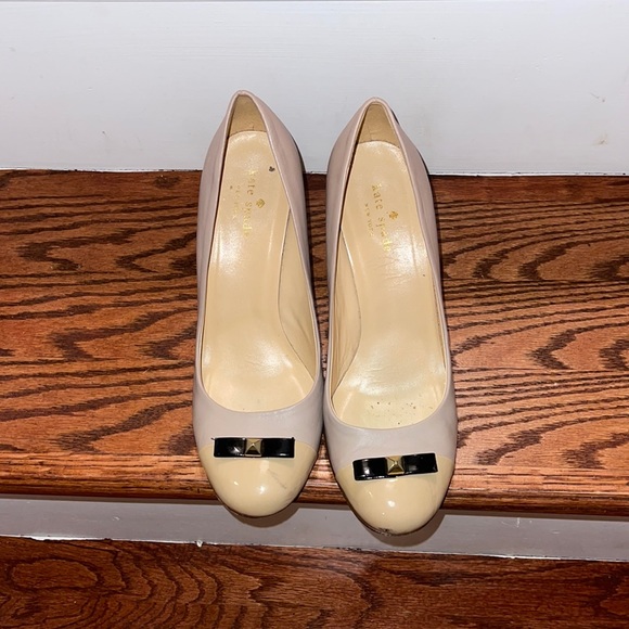 Kate Spade size 8 cream leather & patent leather with  black bow wedges - Picture 1 of 4